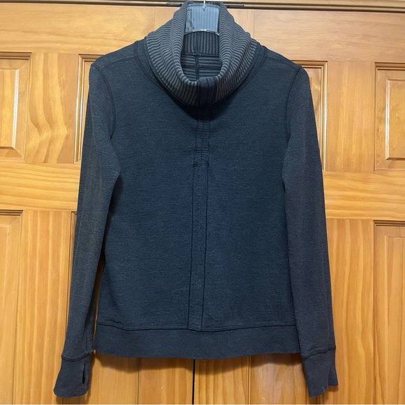 Lululemon Reversible Turtleneck Athletic Top Size Medium - Picture 5 of 8